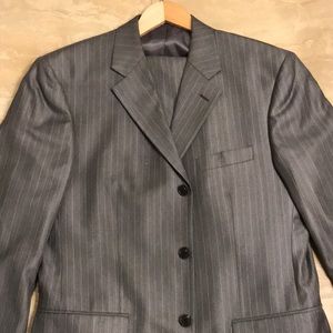 Jones New York suit / 3 button / grey pinstriped